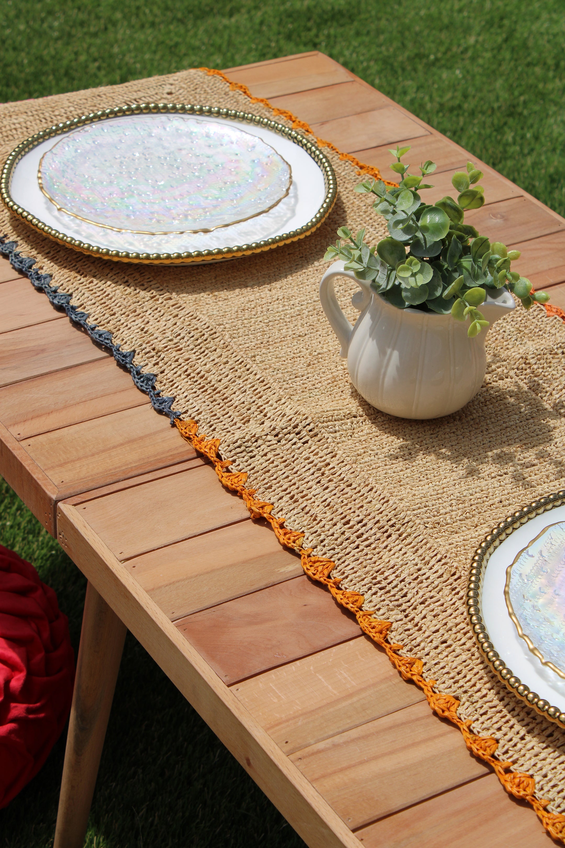 Aura Raffia table Runner, colorful edge tabletop
