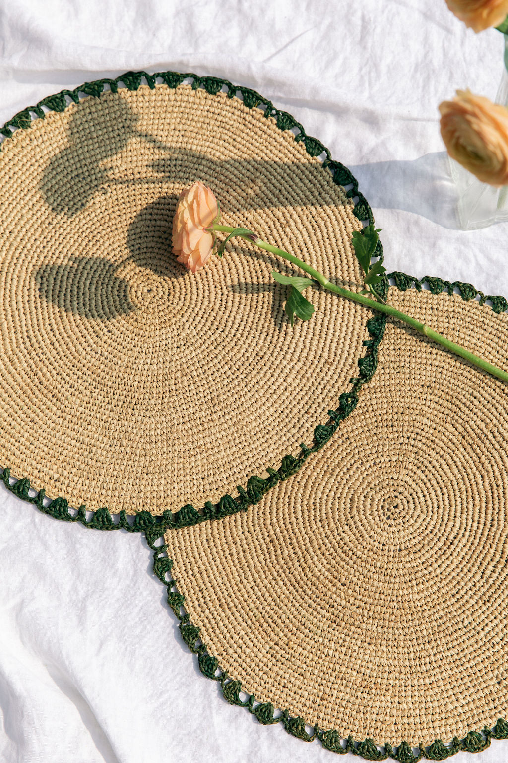 Aura Green edge placemat, Woven raffia tabletop