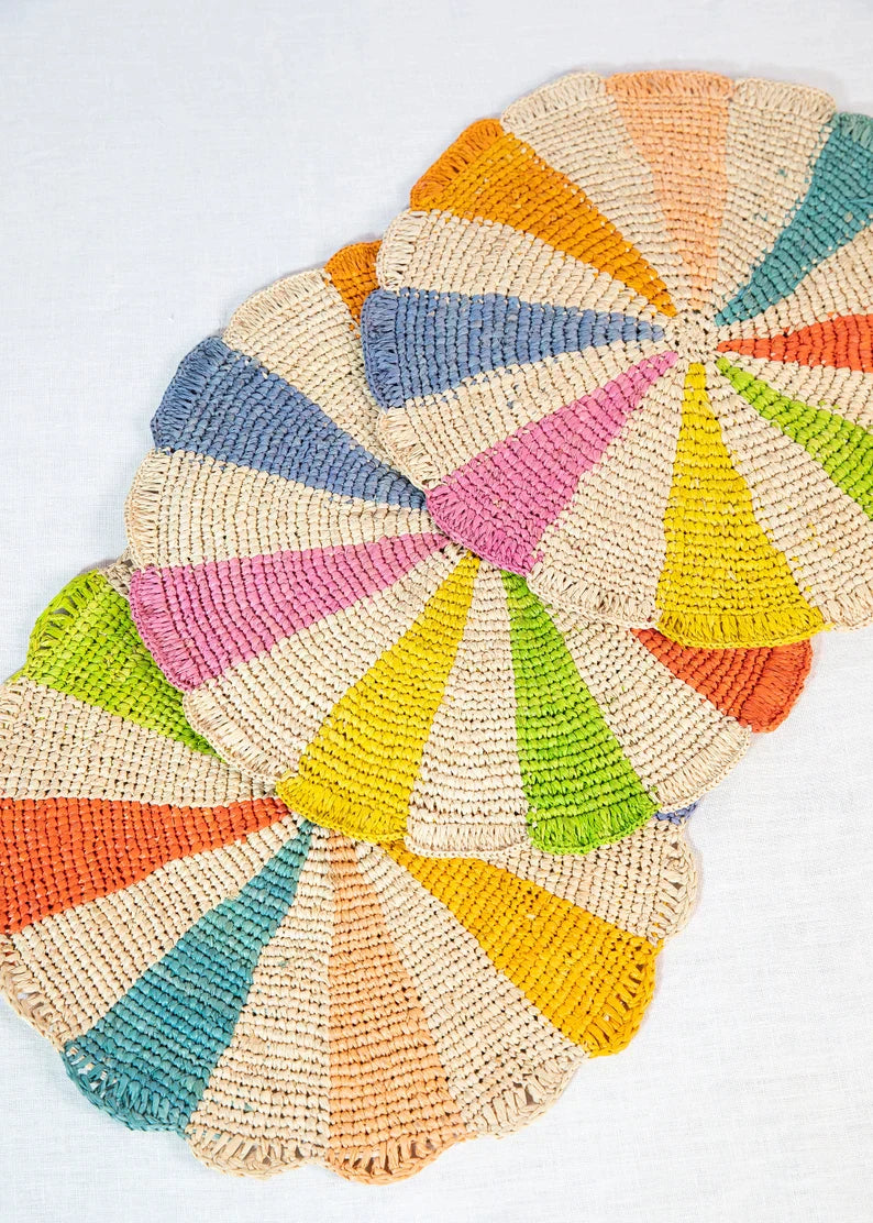 Pinwheel multicolor Placemat, raffia tabletop