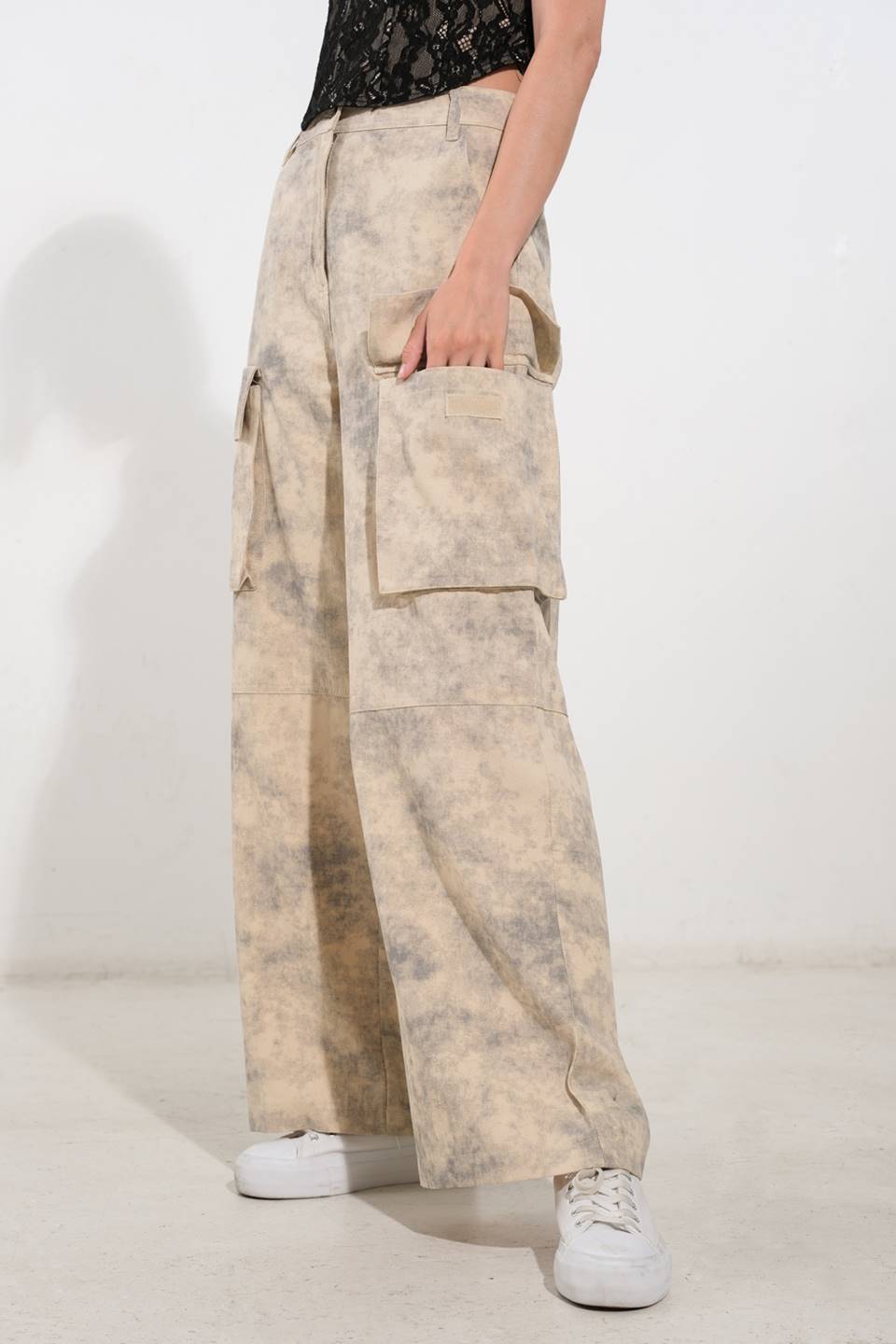 IN THE SPOTLIGHT WOVEN PANTS - 90% Cotton