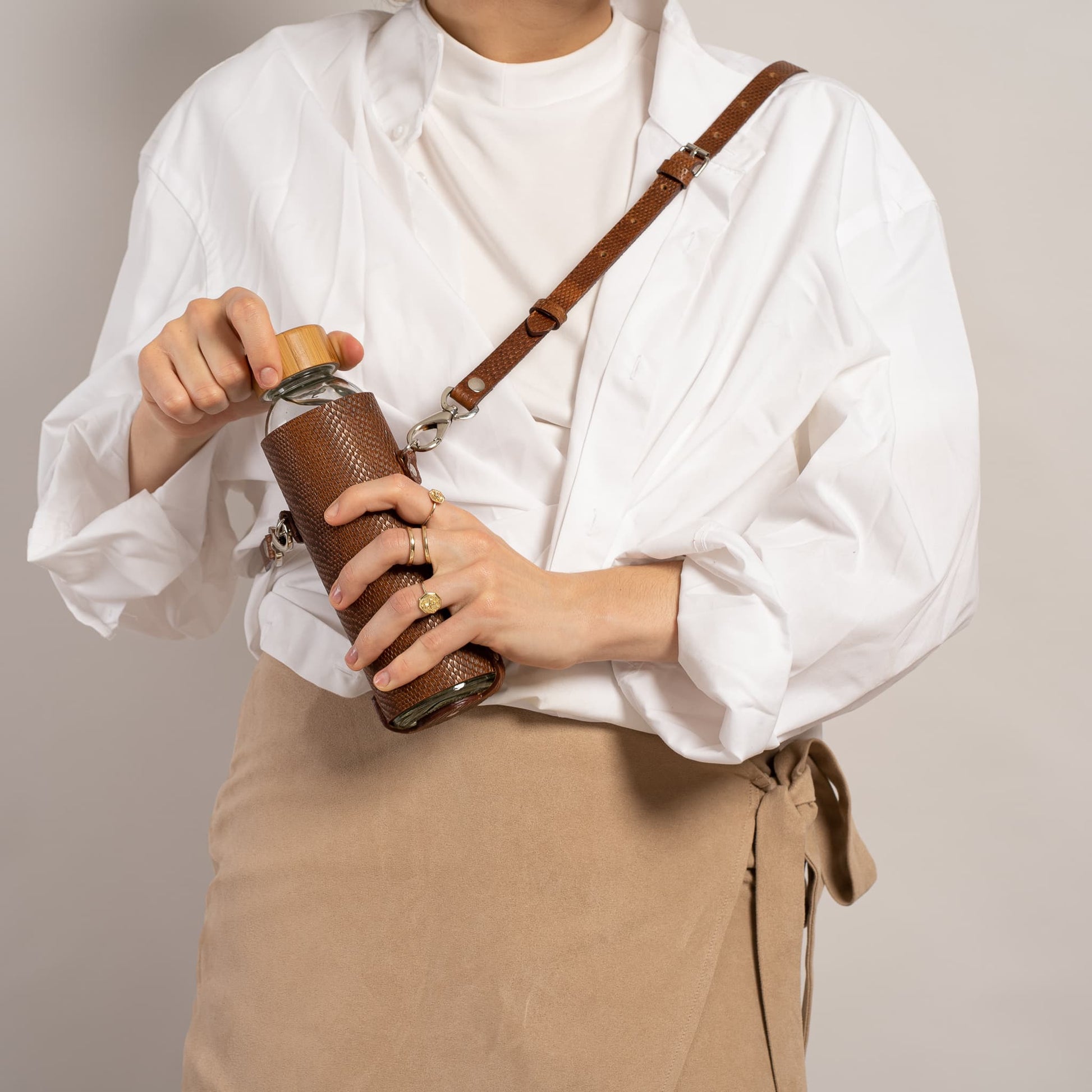 Leather water bottle holder with strap and glass bottle - The Peony Haus
