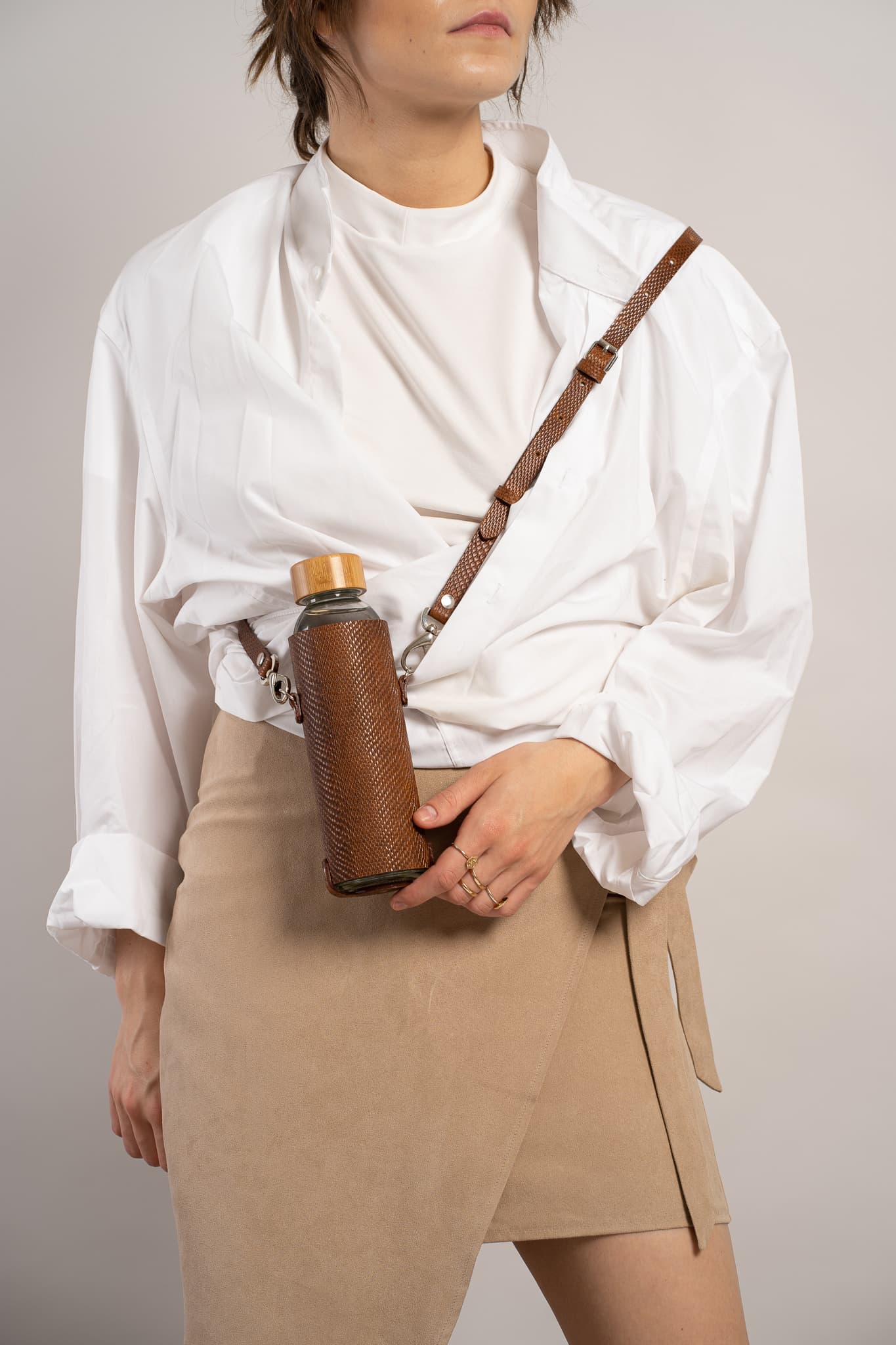 Leather water bottle holder with strap and glass bottle - The Peony Haus