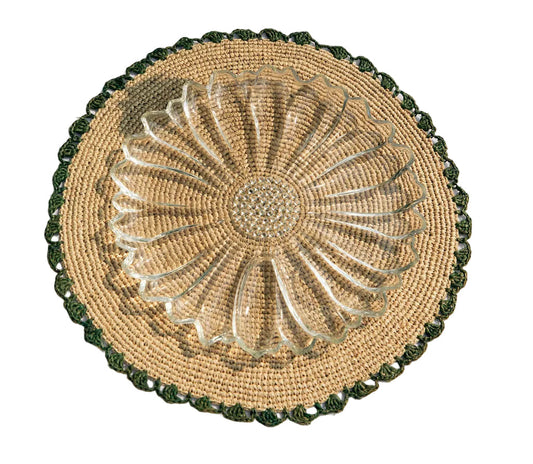 Aura Green edge placemat, Woven raffia tabletop